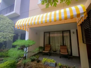 Awning kain kuning putih minimalis untuk teras rumah Jakarta Selatan