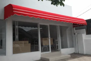 Kanopi kain merah di depan toko Jakarta Selatan
