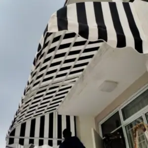 Kanopi kain hitam putih bergaris di Jakarta Selatan