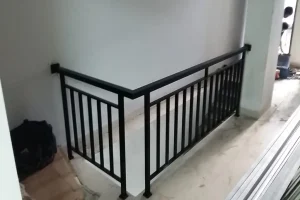 Railing balkon minimalis Jakarta Selatan oleh Bengkel Las Karya Adi