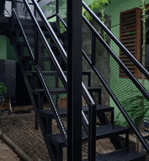 Tangga besi Bengkel Las Karya Adi Jakarta Selatan
