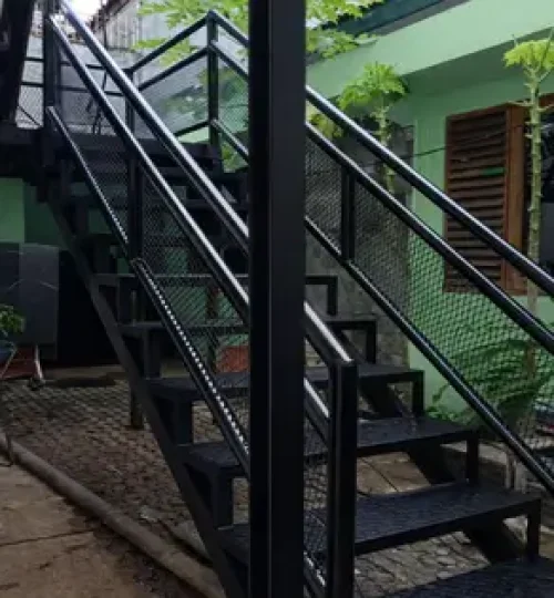 Tangga besi Bengkel Las Karya Adi Jakarta Selatan